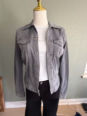 AG Grey Jean Jacket Women's
Small - like new soft and stretchy size Small